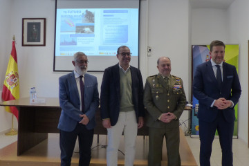 El subdelegado del Gobierno en Cáceres, José Antonio García y el alcalde de Cáceres, Rafael Mateos junto al subdelegado de Defensa, Vicente Lunar y representante de Ibercaja