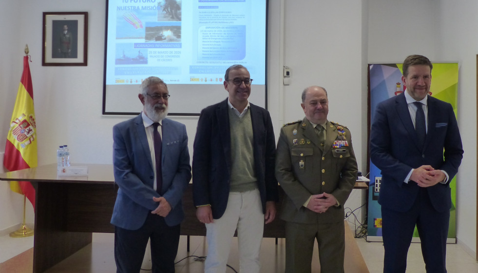 El subdelegado del Gobierno en Cáceres, José Antonio García y el alcalde de Cáceres, Rafael Mateos junto al subdelegado de Defensa, Vicente Lunar y representante de Ibercaja