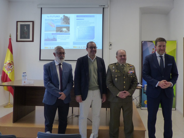 El subdelegado del Gobierno en Cáceres, José Antonio García y el alcalde de Cáceres, Rafael Mateos junto al subdelegado de Defensa, Vicente Lunar y representante de Ibercaja