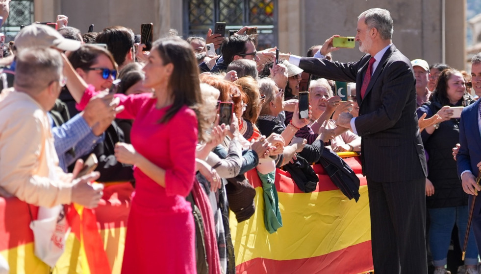 Los monarcas saludan a las personas congregadas en la plaza de Santa María