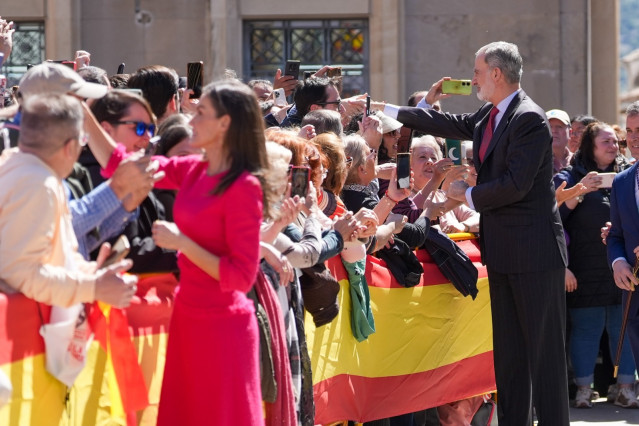 Los monarcas saludan a las personas congregadas en la plaza de Santa María