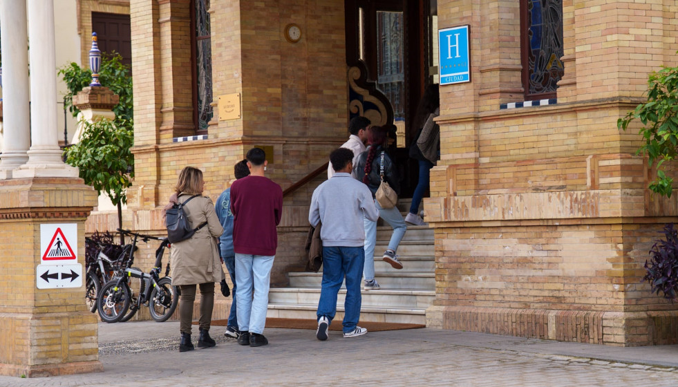 Turistas accede a un céntrico hotel de cinco estrellas en la ciudad, en foto de recurso.