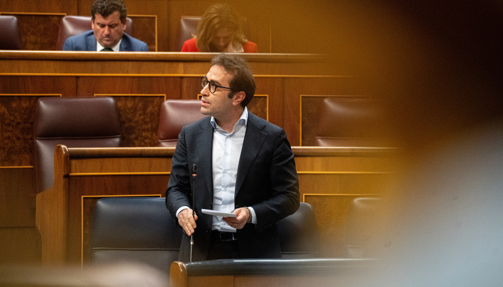 Archivo - El ministro de Economía, Comercio y Empresa, Carlos Cuerpo, durante una sesión de control al Gobierno , en el Congreso de los Diputados, a 11 de febrero de 2026, en Madrid (España). El pl