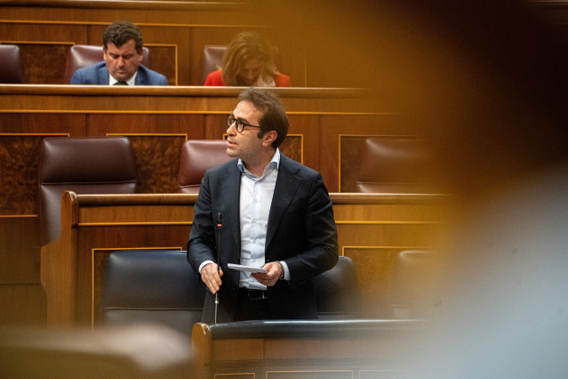 Archivo - El ministro de Economía, Comercio y Empresa, Carlos Cuerpo, durante una sesión de control al Gobierno , en el Congreso de los Diputados, a 11 de febrero de 2026, en Madrid (España). El pleno acoge el primer cara a cara del año entre el líder de