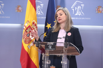 La portavoz de Sumar en el Congreso, Verónica Martínez, durante una rueda de prensa en el Congreso de los Diputados, a 17 de marzo de 2026, en Madrid (España).
