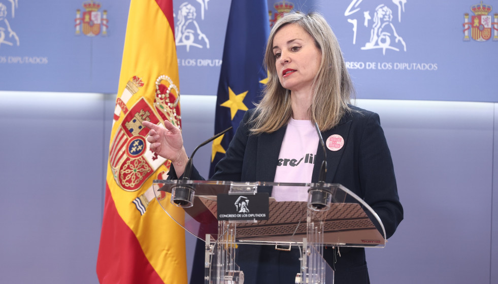 La portavoz de Sumar en el Congreso, Verónica Martínez, durante una rueda de prensa en el Congreso de los Diputados, a 17 de marzo de 2026, en Madrid (España).