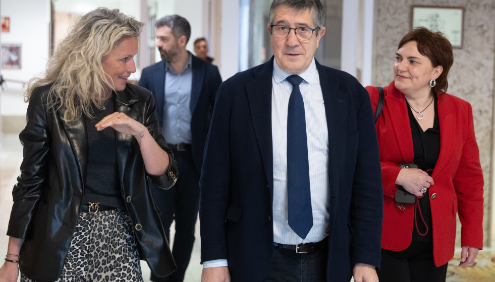 El portavoz del PSOE en el Congreso, Patxi López, a su llegada a la Junta de Portavoces, en el Congreso de los Diputados, a 17 de marzo de 2026, en Madrid (España).