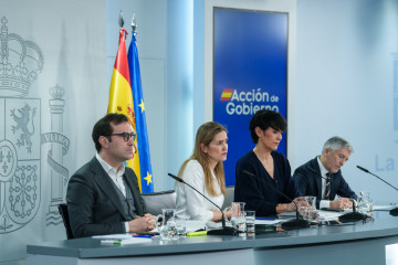 (I-D) El ministro de Economía, Comercio y Empresa, Carlos Cuerpo, la vicepresidenta tercera y ministra para la Transición Ecológica y Reto Demográfico, Sara Aagesen, la ministra de Inclusión, Seg