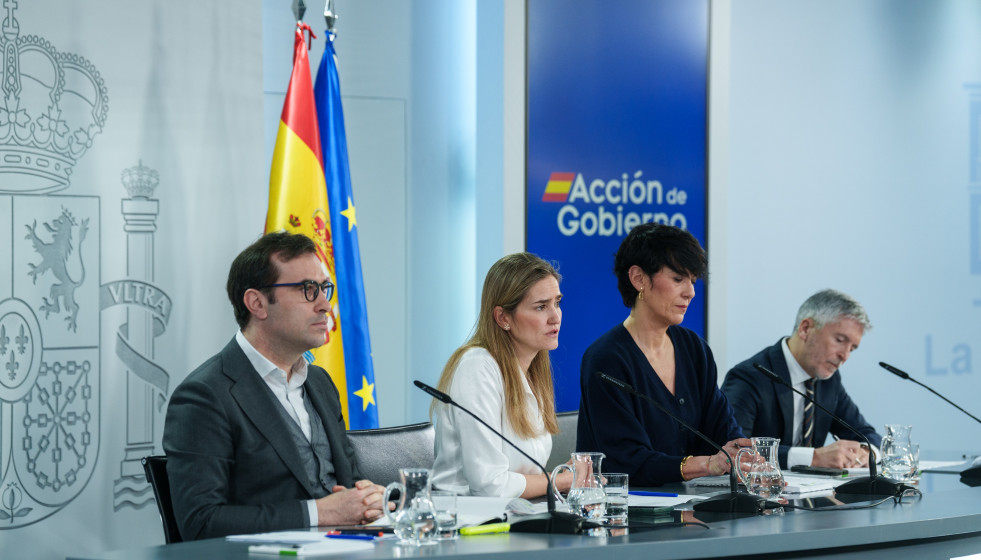 (I-D) El ministro de Economía, Comercio y Empresa, Carlos Cuerpo, la vicepresidenta tercera y ministra para la Transición Ecológica y Reto Demográfico, Sara Aagesen, la ministra de Inclusión, Seg