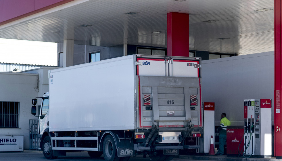 Archivo - Un camión reposta en una gasolinera