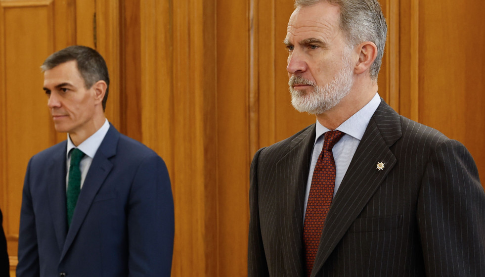 Archivo - El rey Felipe VI (d) y el presidente del Gobierno, Pedro Sánchez (i)