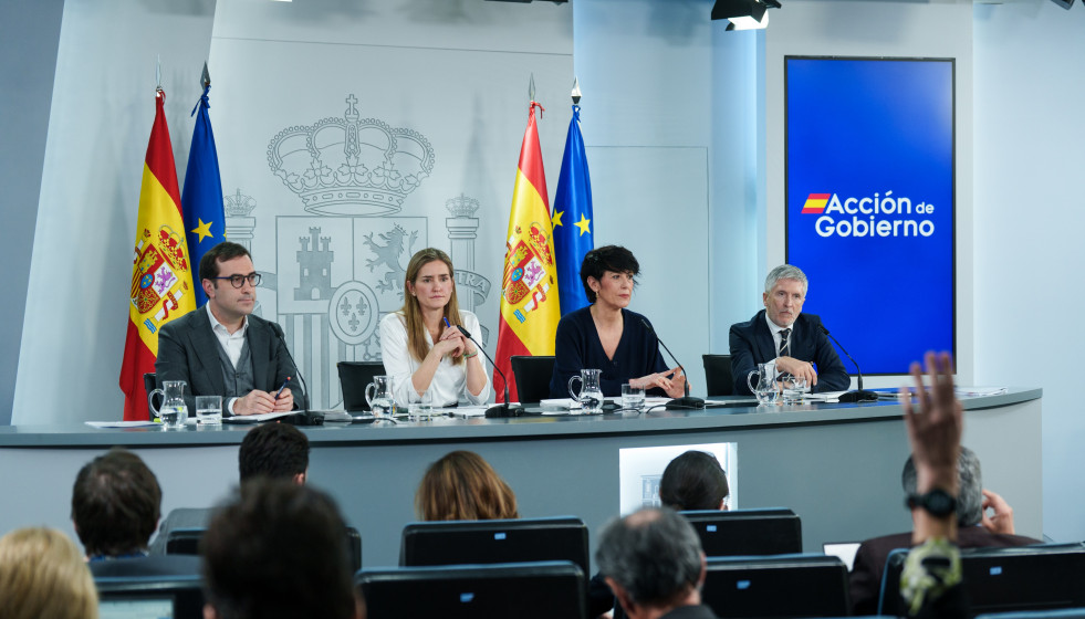 El ministro de Economía, Comercio y Empresa, Carlos Cuerpo, la vicepresidenta tercera y ministra para la Transición Ecológica y Reto Demográfico, Sara Aagesen, la ministra de Inclusión, Seguridad