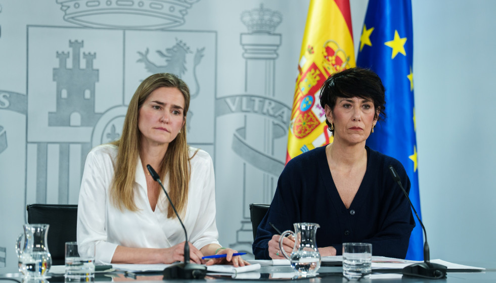 (I-D) La vicepresidenta tercera y ministra para la Transición Ecológica y Reto Demográfico, Sara Aagesen, y la ministra de Inclusión, Seguridad Social y Migraciones, Elma Saiz, durante una rueda d