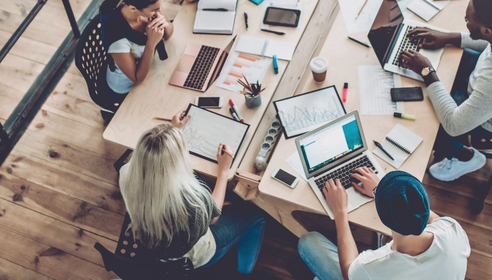 El 96% de las grandes empresas españolas combina oficina y teletrabajo, según Fundación Máshumano.