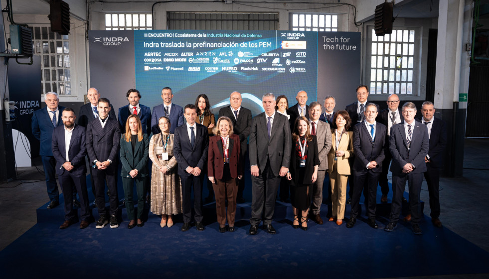 Foto de familia del tercer 'Encuentro del Ecosistema de la Industria Nacional de Defensa' que organiza Indra, en esta ocasión en la Fábrica de Armas de La Vega, en Oviedo (Asturias).