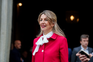 La vicepresidenta segunda y ministra de Trabajo y Economía Social, Yolanda Díaz, a su salida de la capilla ardiente por Raúl del Pozo, en la Plaza de la Villa, a 11 de marzo de 2026, en Madrid (Esp