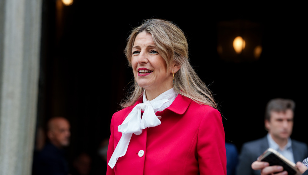 La vicepresidenta segunda y ministra de Trabajo y Economía Social, Yolanda Díaz, a su salida de la capilla ardiente por Raúl del Pozo, en la Plaza de la Villa, a 11 de marzo de 2026, en Madrid (Esp