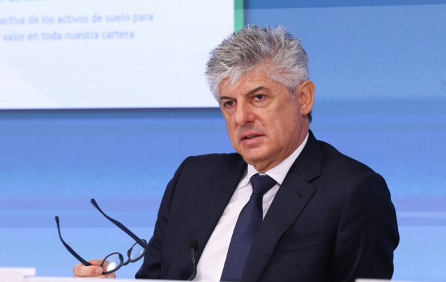 El consejero delegado de Cellnex, Marco Patuano, durante una rueda de prensa, en el Auditorio Castellana 81 Meeting Place, a 27 de febrero de 2026, en Madrid (España). Cellnex registró unas pérdidas netas atribuidas de 361 millones de euros en 2025, lo qu
