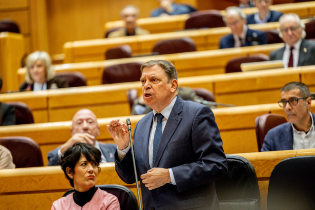 El ministro de Agricultura, Pesca y Alimentación, Luis Planas, interviene durante una sesión de control al Gobierno en el Senado