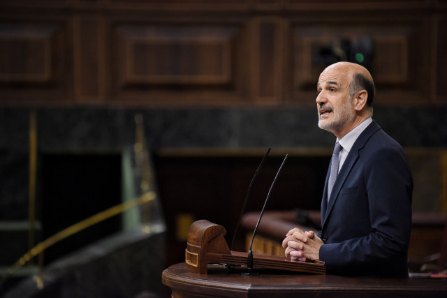 Archivo - El diputado de UPN Alberto Catalán interviene durante una sesión plenaria, a 28 de mayo de 2025, en Madrid (España)