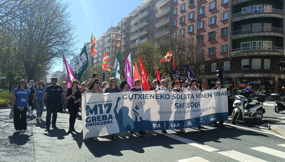 Manifestación en San Sebastián con motivo de la huelga general del 17M