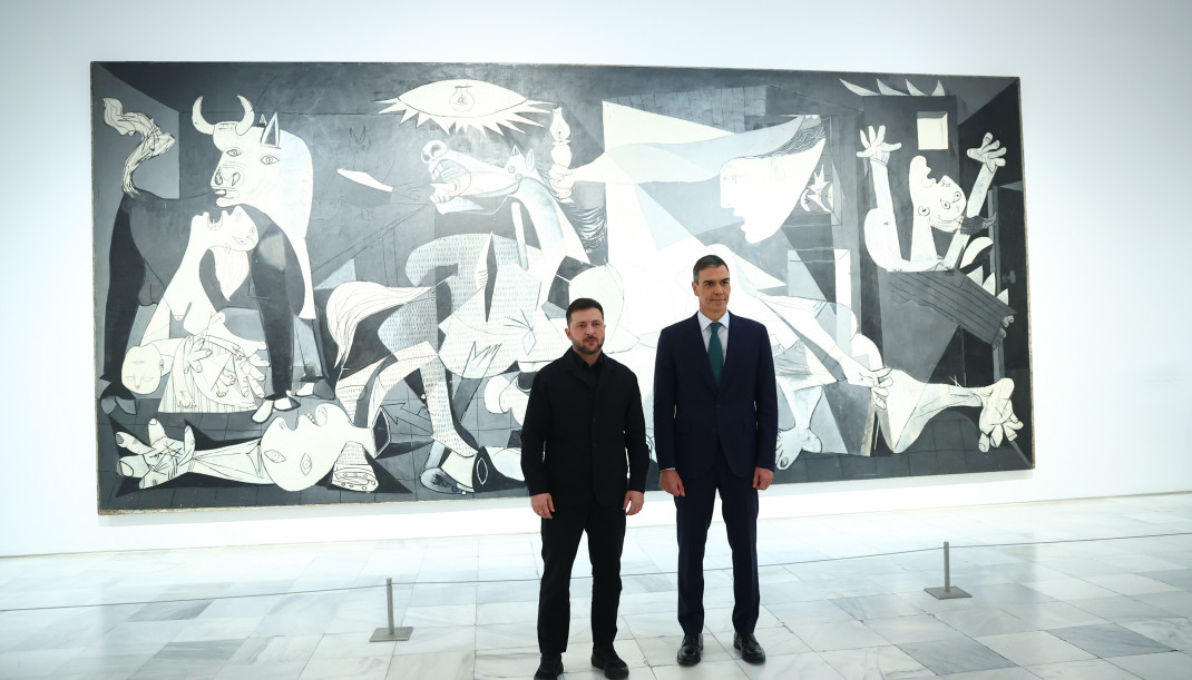 Archivo - El presidente del Gobierno, Pedro Sánchez, y el presidente de Ucrania, Volodímir Zelenski, durante su visita al Museo Nacional Centro de Arte Reina Sofía, a 18 de noviembre de 2025, en Ma