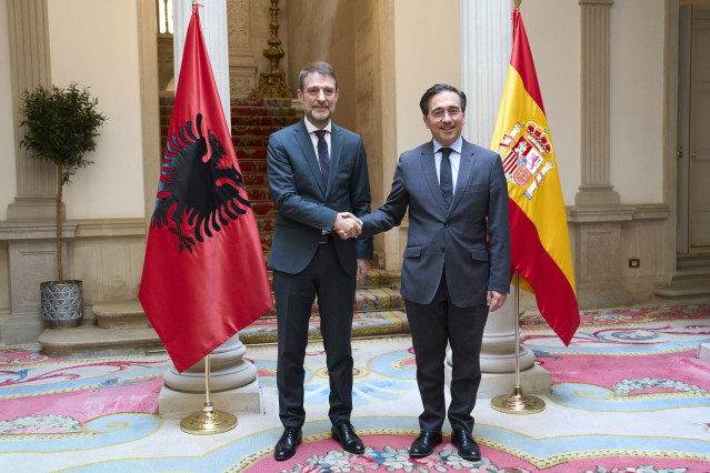 El ministro de  Asuntos Exteriores, Unión Europea y Cooperación, José Manuel Albares, con su homólogo el ministro de Europa y Asuntos Exteriores de Albania, Ferit Hoxha. Palacio de Viana, Madrid.