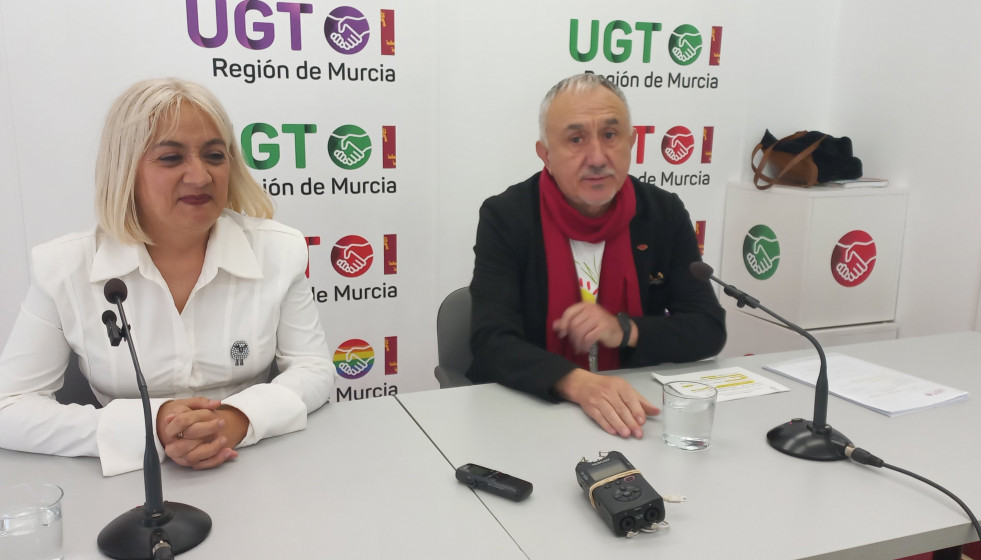 El secretario general de UGT, Pepe Álvarez, junto a la máxima dirigente del sindicato en la Región, Paqui Sánchez