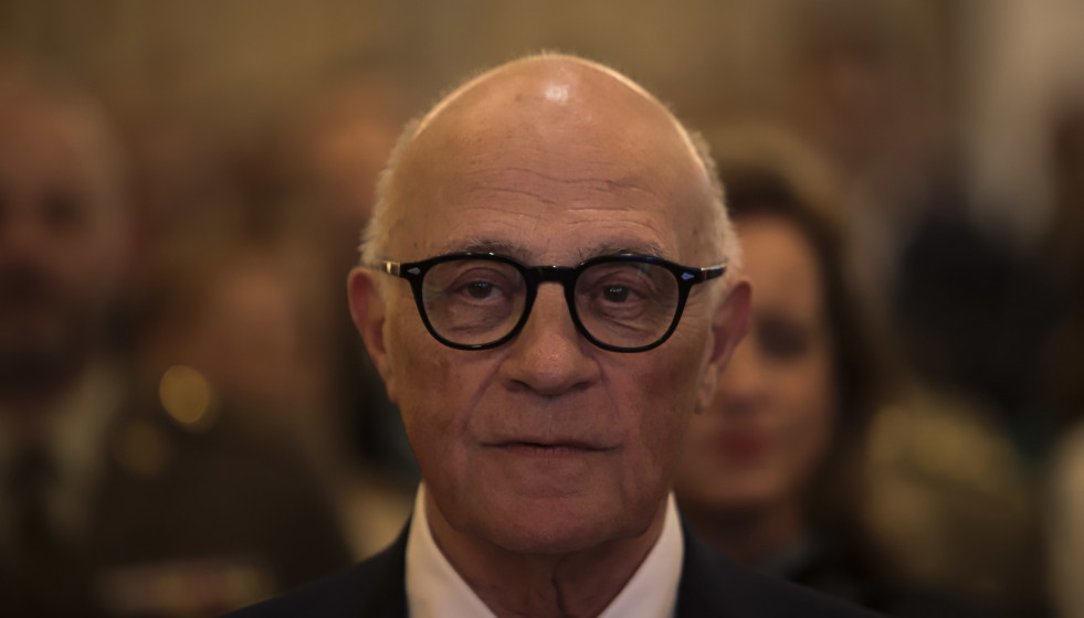 El presidente del Banco Sabadell, Josep Oliu, durante la entrega de la Medalla de Oro de la Confederación de Empresarios de Pontevedra (CEP), en el Hotel Attica21, a 26 de febrero de 2026, en Vigo, P