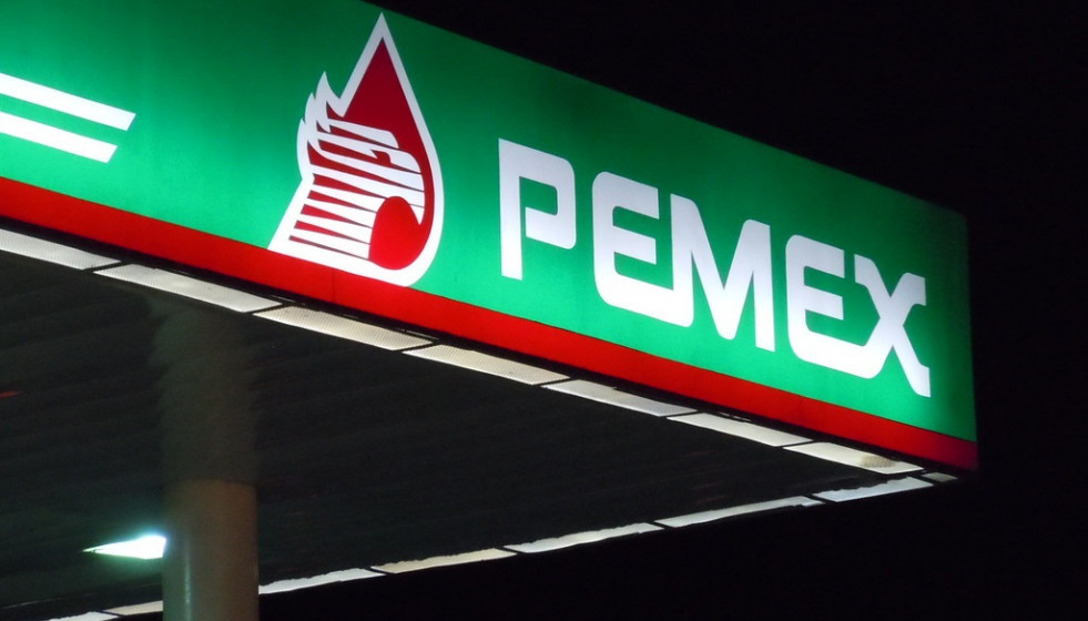 Archivo - Logo de Petróleos Mexicanos (Pemex) en una gasolinera.