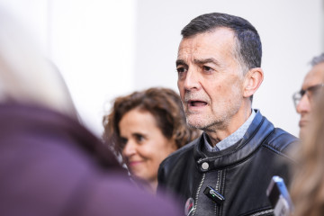 El coordinador federal de IU y candidato de Por Andalucía a la Presidencia de la Junta, Antonio Maíllo, atiende a los medios de comunicación  en el Parlamento de Andalucía, a 17 de marzo de 2026 e