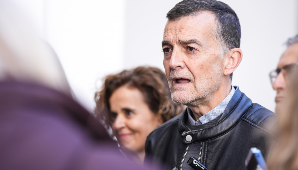 El coordinador federal de IU y candidato de Por Andalucía a la Presidencia de la Junta, Antonio Maíllo, atiende a los medios de comunicación  en el Parlamento de Andalucía, a 17 de marzo de 2026 e