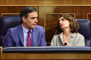 Archivo - El presidente del Gobierno, Pedro Sánchez, y la ministra de Hacienda, María Jesús Montero