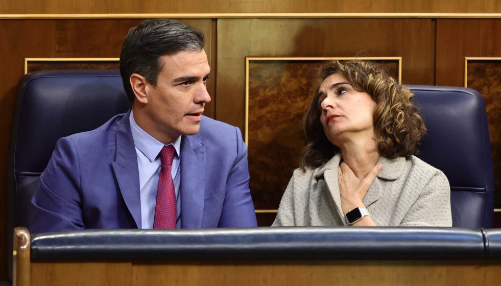 Archivo - El presidente del Gobierno, Pedro Sánchez, y la ministra de Hacienda, María Jesús Montero