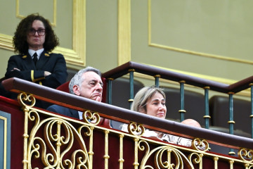 Marisol Burón, madre de la joven asesinada Marta Calvo; y el presidente de la Asociación Marta Calvo, Marino Navarro; en la tribuna de invitados durante una sesión plenaria en el Congreso de los Di
