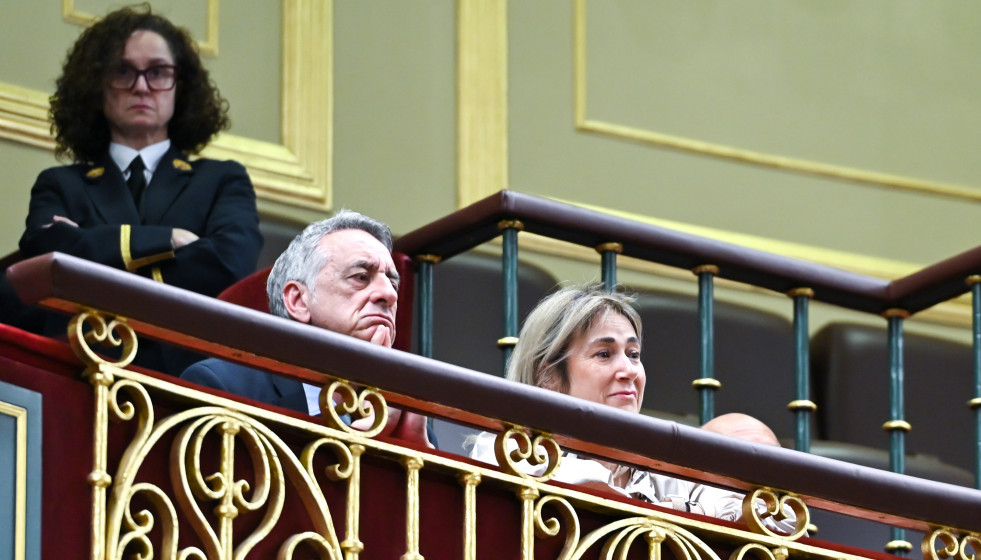 Marisol Burón, madre de la joven asesinada Marta Calvo; y el presidente de la Asociación Marta Calvo, Marino Navarro; en la tribuna de invitados durante una sesión plenaria en el Congreso de los Di