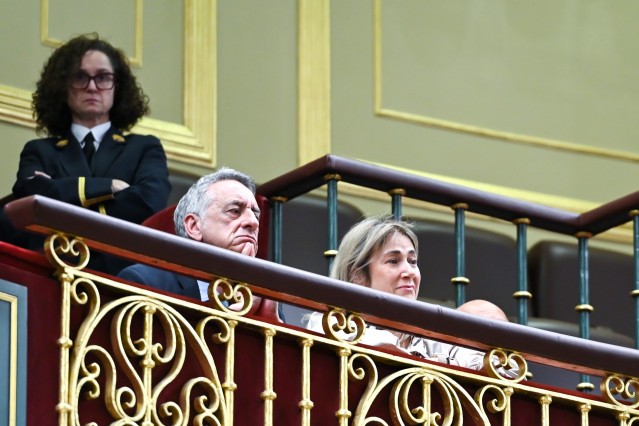 Marisol Burón, madre de la joven asesinada Marta Calvo; y el presidente de la Asociación Marta Calvo, Marino Navarro; en la tribuna de invitados durante una sesión plenaria en el Congreso de los Diputados, a 17 de marzo de 2026, en Madrid (España).
