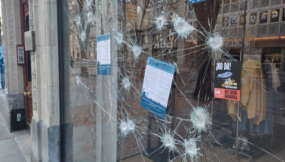 Destrozos provocados en un comercio de Bilbao durante la huelga general convocada por sindicatos abertzales