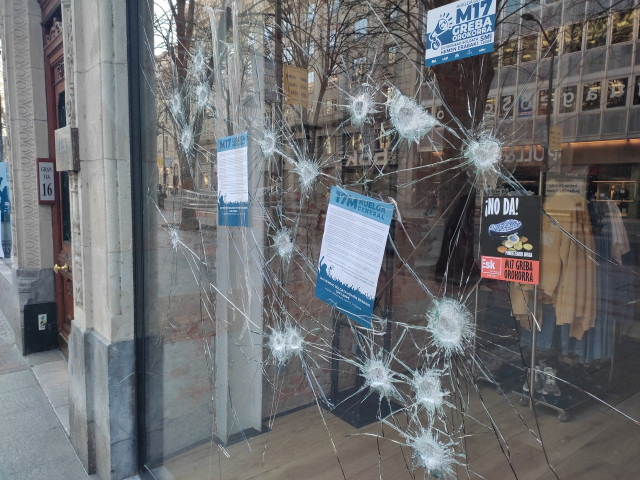 Destrozos provocados en un comercio de Bilbao durante la huelga general convocada por sindicatos abertzales