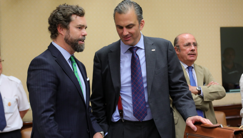 Archivo - (Foto De ARCHIVO) Iván Espinosa De Los Monteros (1I) Y Javier Ortega Smith (2I) En El Congreso.