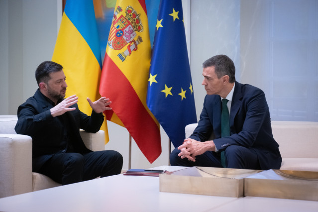 Archivo - El presidente del Gobierno, Pedro Sánchez (d), se reúne con el presidente de Ucrania, Volodímir Zelenski (i), en el Palacio de la Moncloa, a 18 de noviembre de 2025, en Madrid (España).