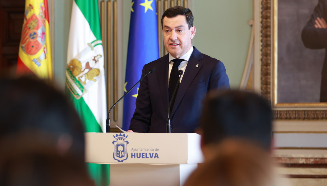 Archivo - El presidente de la Junta de Andalucía, Juanma Moreno, interviene en una declaración institucional en apoyo a las víctimas y familias del accidente ferroviario de Adamuz (Córdoba). A 23 