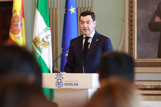 Archivo - El presidente de la Junta de Andalucía, Juanma Moreno, interviene en una declaración institucional en apoyo a las víctimas y familias del accidente ferroviario de Adamuz (Córdoba). A 23 de enero de 2026, en Huelva (Foto de archivo).