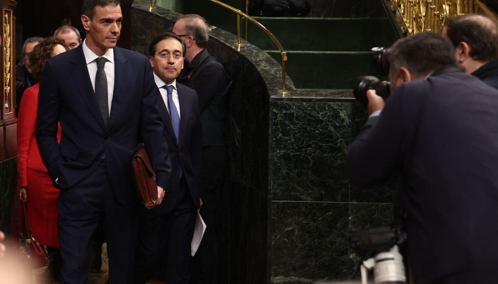 Archivo - El presidente del Gobierno, Pedro Sánchez, y el ministro de Asuntos Exteriores, José Manuel Albares, en una sesión de control al Gobierno, en el Congreso de los Diputados, a 11 de febrero
