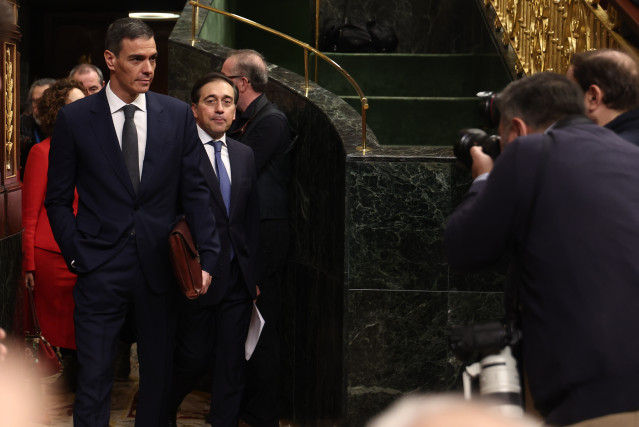 Archivo - El presidente del Gobierno, Pedro Sánchez, y el ministro de Asuntos Exteriores, José Manuel Albares, en una sesión de control al Gobierno, en el Congreso de los Diputados, a 11 de febrero de 2026, en Madrid (España). El pleno acoge el primer car