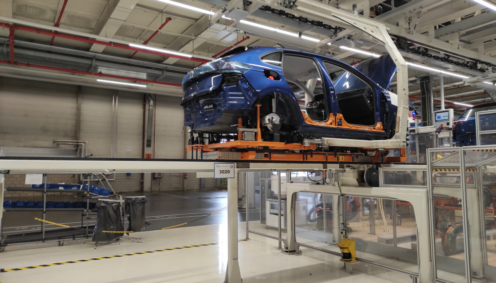 Archivo - Vehículo en el taller de montaje de Volkswagen Navarra
