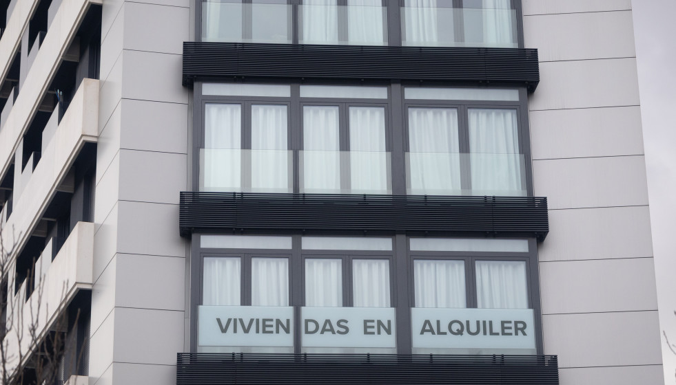 Archivo - Anuncio de viviendas en alquiler en Madrid.