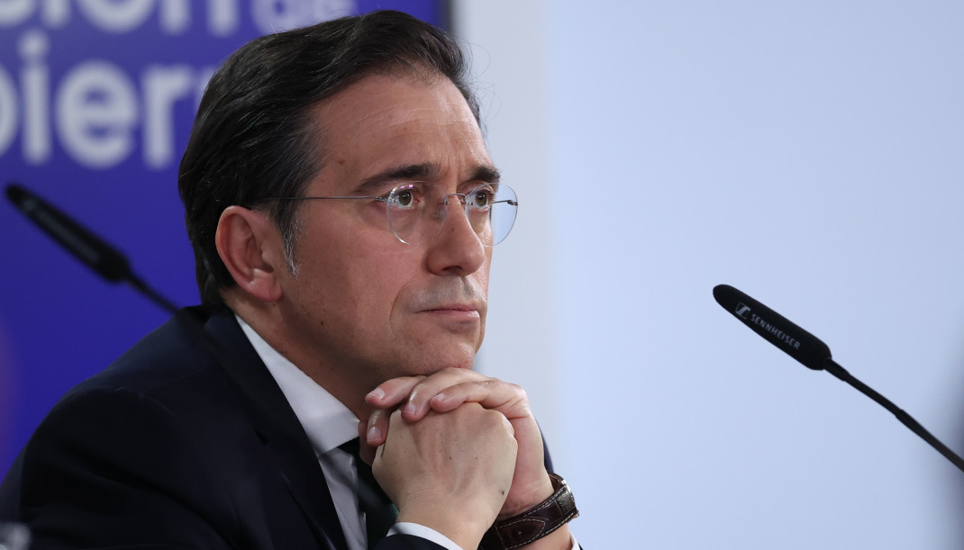 (I-D) El ministro de Exteriores, José Manuel Albares , durante la rueda de prensa
