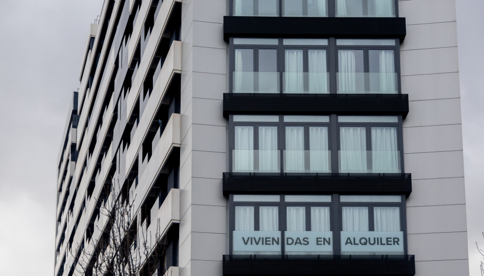 Archivo - Anuncio de viviendas en alquiler.