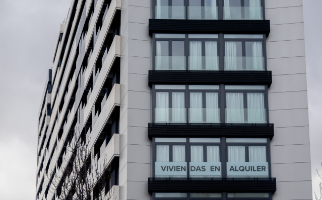 Archivo - Anuncio de viviendas en alquiler.